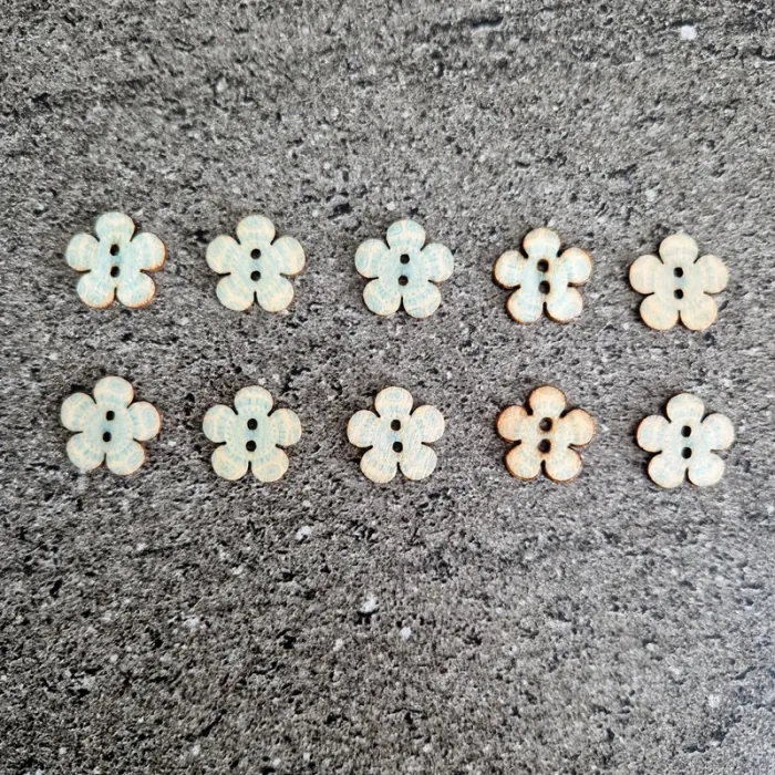 Lot de 10 boutons fleurs en bois