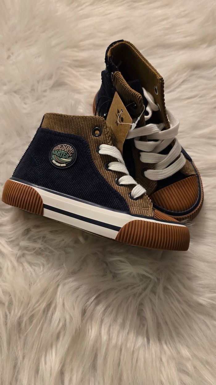 Neuf (non porté) 🏷🥰😍baskets velours pointure 26 garçon 💙