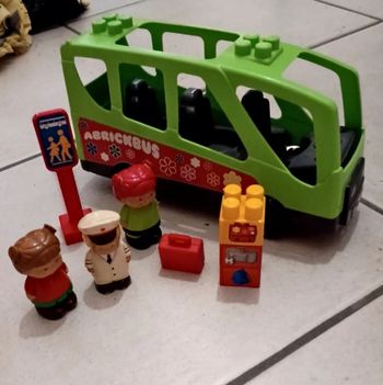 Bus scolaire Abrick avec personnages