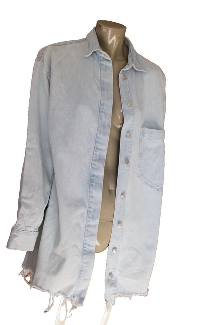 veste chemise sur chemise en jeans bleu clair effet used marque zara taille indiquée S = 36/38/40 - photo numéro 3