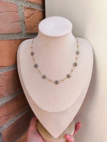 Collier doré avec fleurs marguerites argentées brillantes