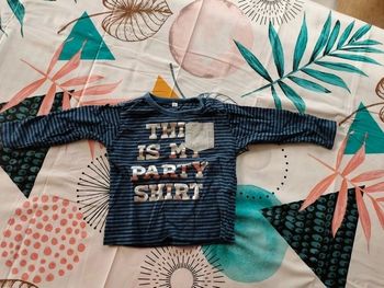 Tee shirt ML rayé noir et bleu, écriture argentée