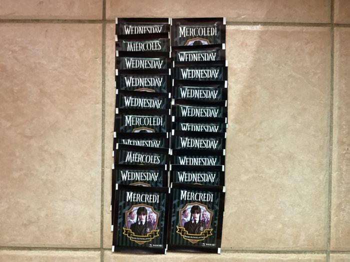 Panini - Mercredi WEDNESDAY la famille ADDAMS - Lot de 20 pochettes neuves