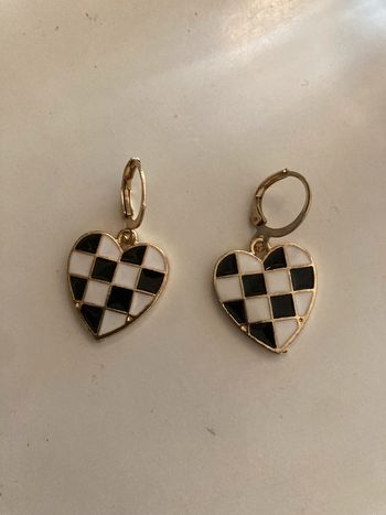 Boucles d’oreilles pendantes cœurs noir et blanc