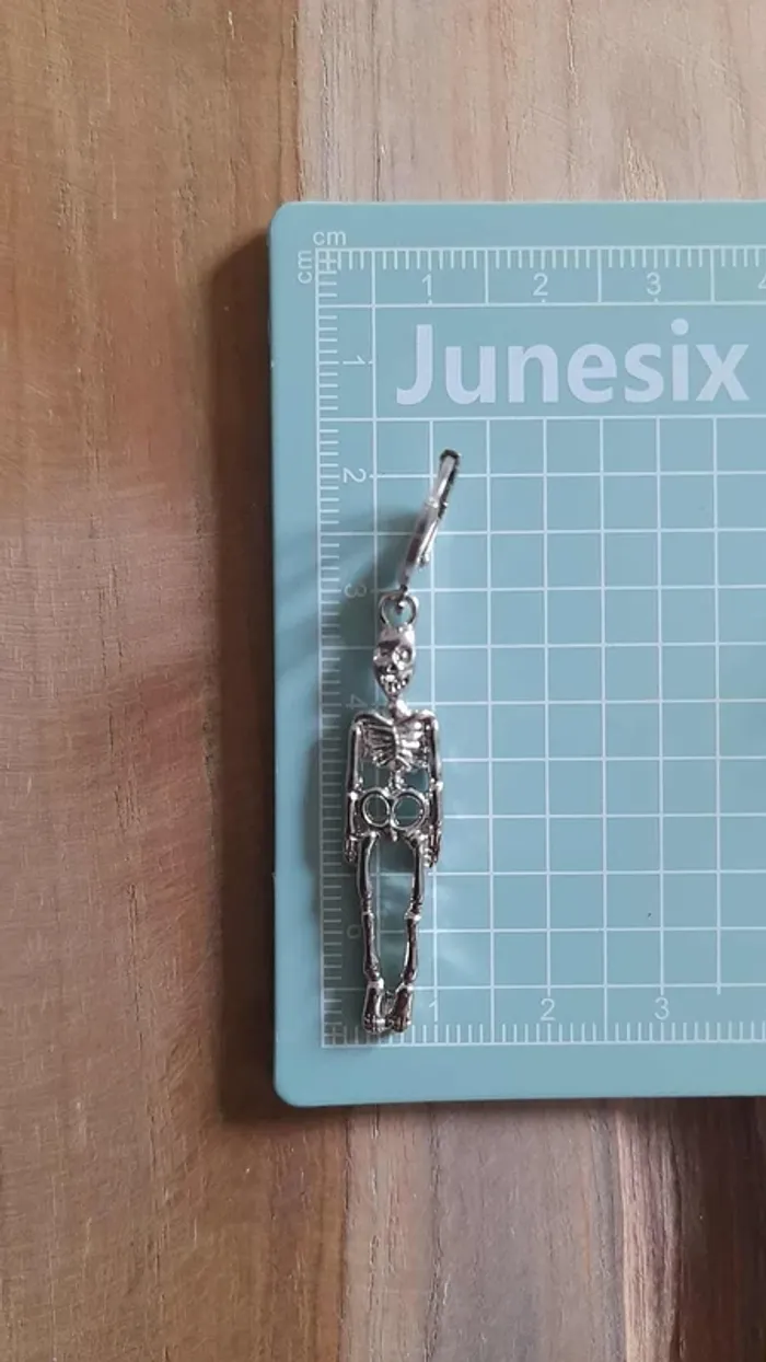 Boucles d'oreilles squelette - photo numéro 3