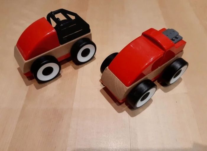 2 petites voitures en bois IKEA