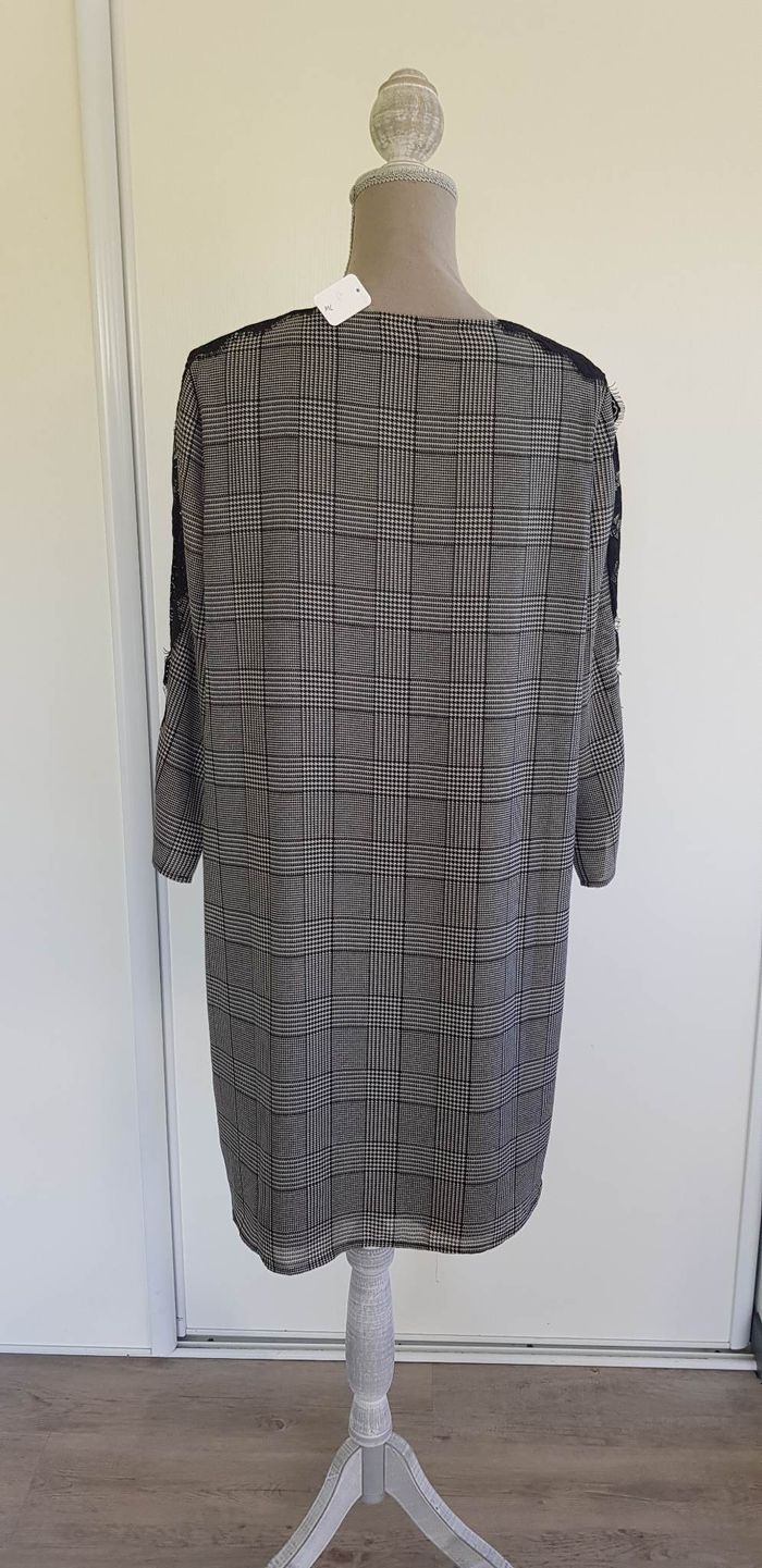 Robe à carreaux avec dentelle sur les manches - photo numéro 4
