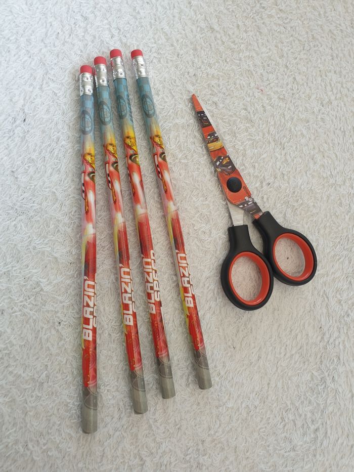 Lot de 4 crayons de mine et ciseaux cars