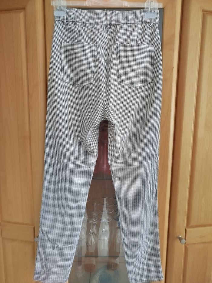 Pantalon motif pattes de poules 
Taille 38 
Couleur : marron, Bleu marine, blanc 
Fausses poches à l'avant 
Très bon état aucun défaut - photo numéro 4
