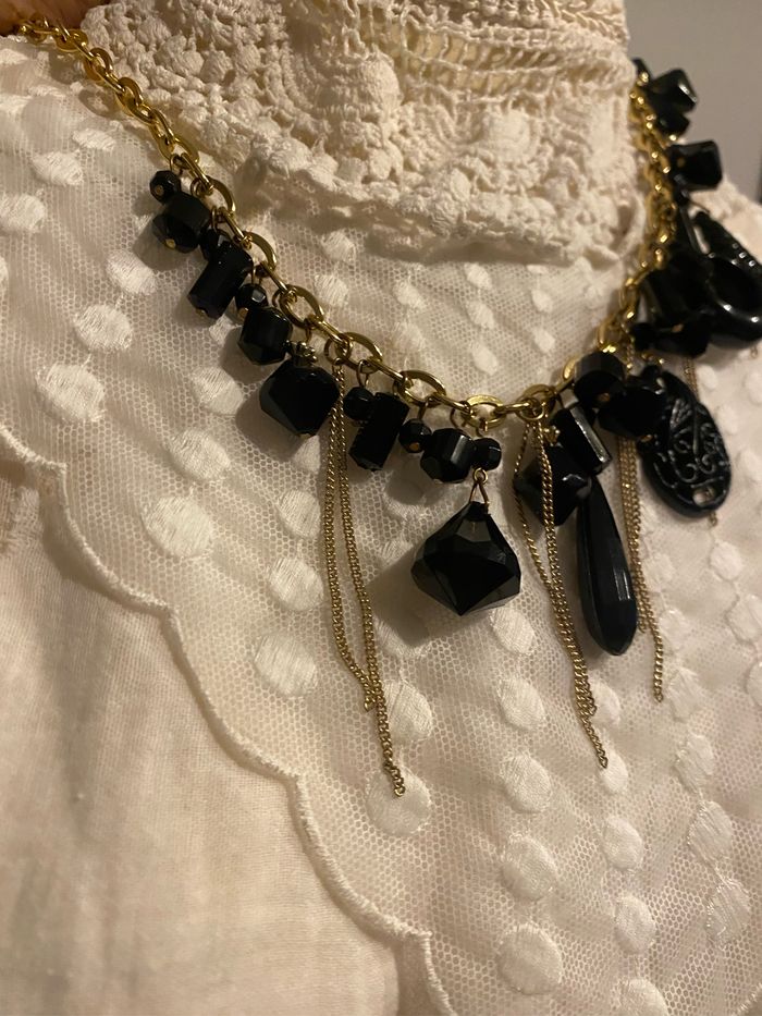 Très joli collier vintage chaîne dorée à breloques de perles noires - photo numéro 4