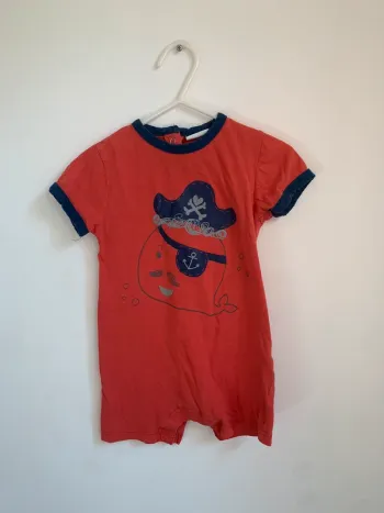 Barboteuse rouge motif pirate 12 mois