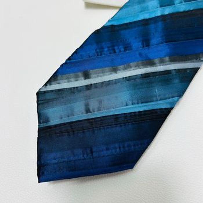 Cravate à rayure plissée - bleu marine noir satinée - 10 cm - très bon état - photo numéro 2