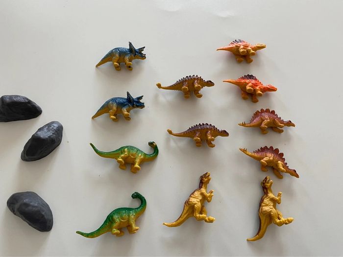 Lot 12 mini dinosaures avec rochers - photo numéro 3