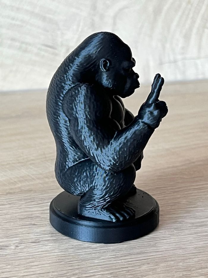 🦍 Figurine Gorille Noir – Signe Peace - photo numéro 4