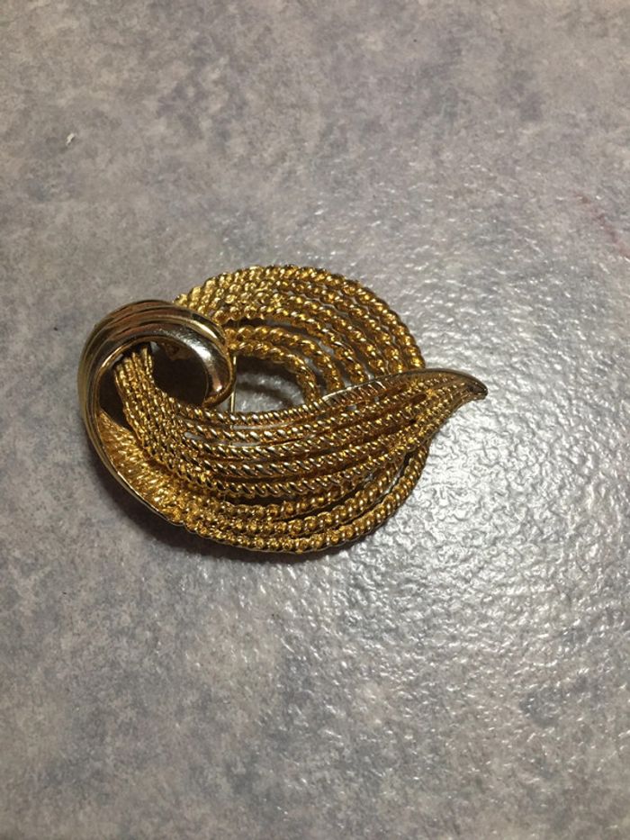 broche dorée