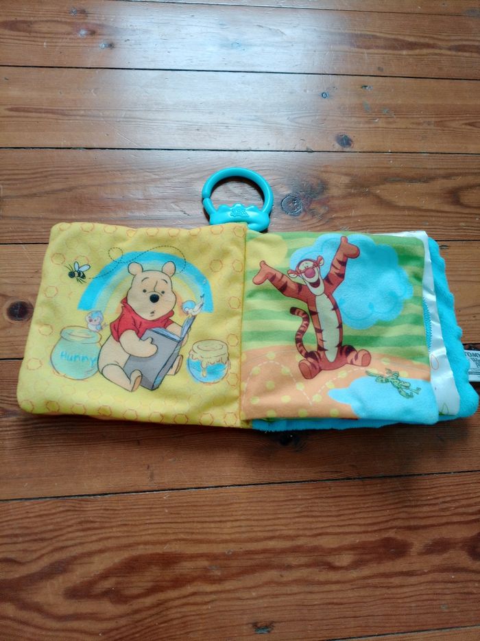 Livre tissu Winnie l'ourson Tomy Disney - photo numéro 2