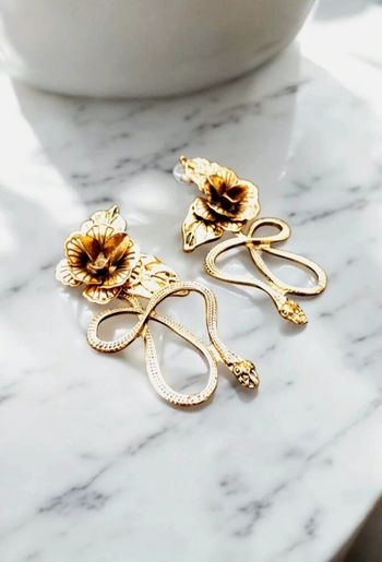 Grandes boucles d'oreilles vintage en métal doré