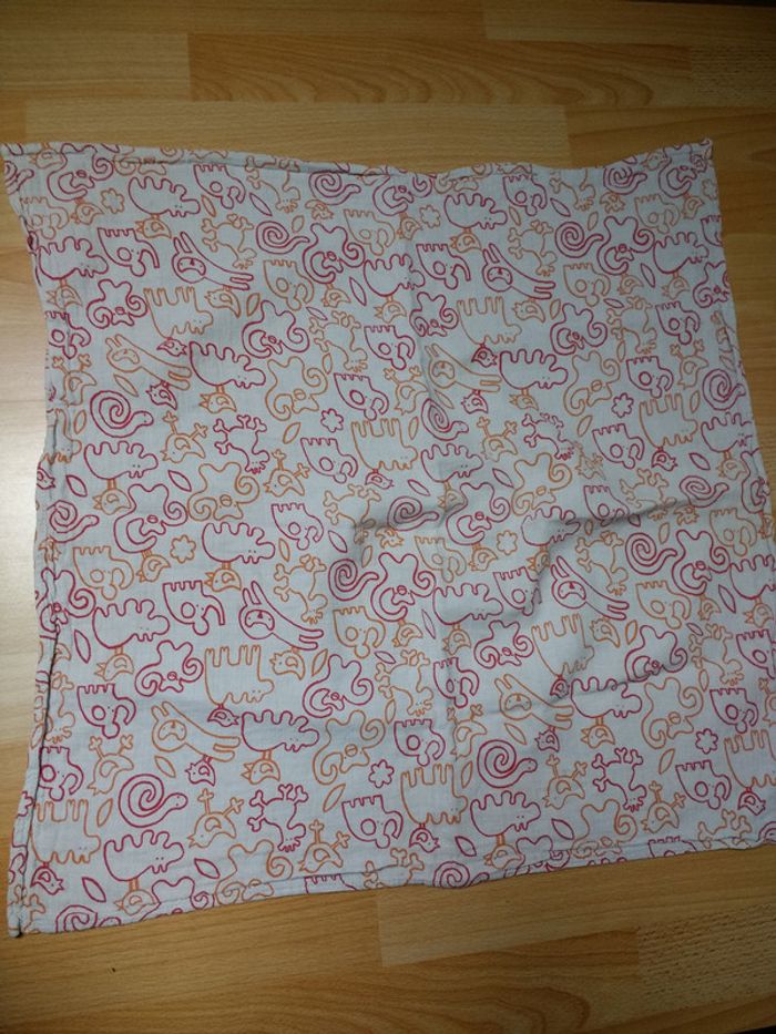 Joli foulard pour enfant motif animaux en bon état