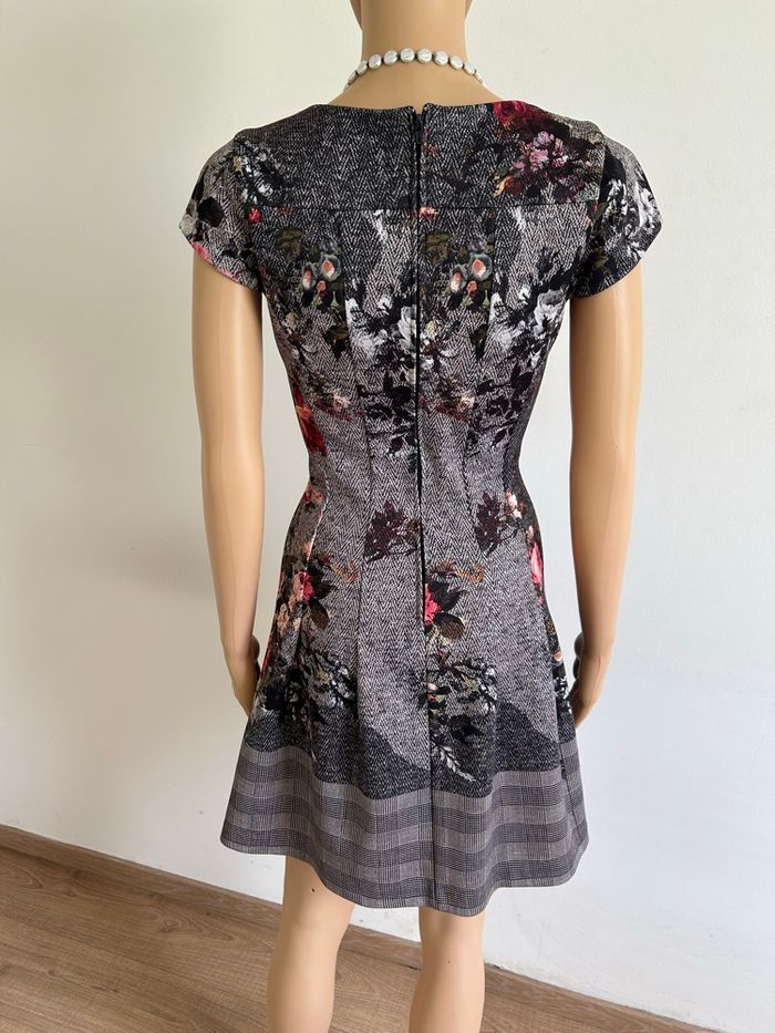 Robe grise et imprimée à manches courtes Rinascimento taille S jamais portée - photo numéro 5