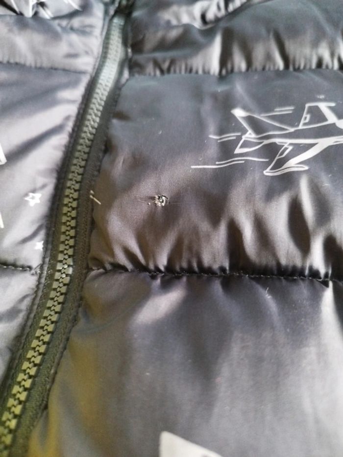 Manteau, un petit accroc qui a déjà été recousu - photo numéro 2