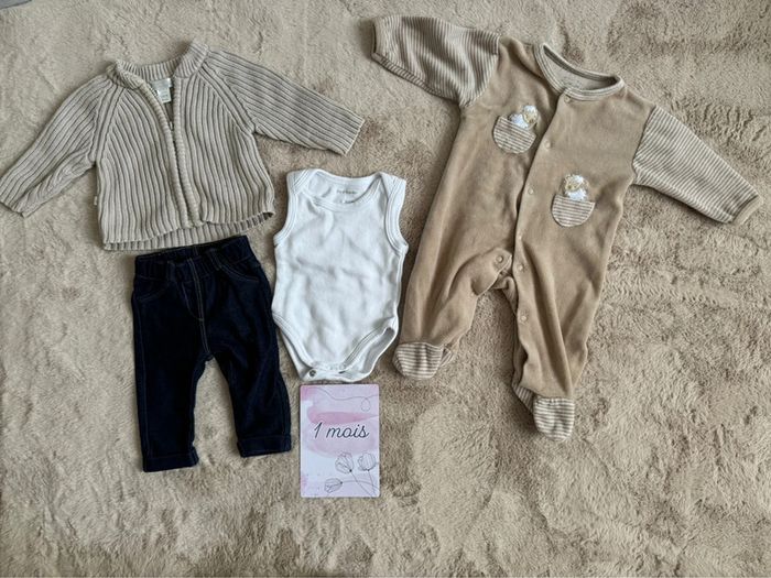 Lot vêtements bebe 1 mois 1 pantalon 1 gilet 1 bodie manche courte et 1 pyjama velours