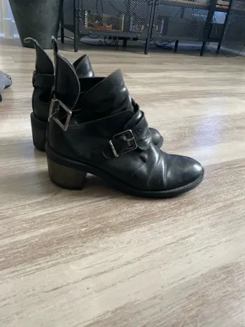 Boots en cuir à sangles noires