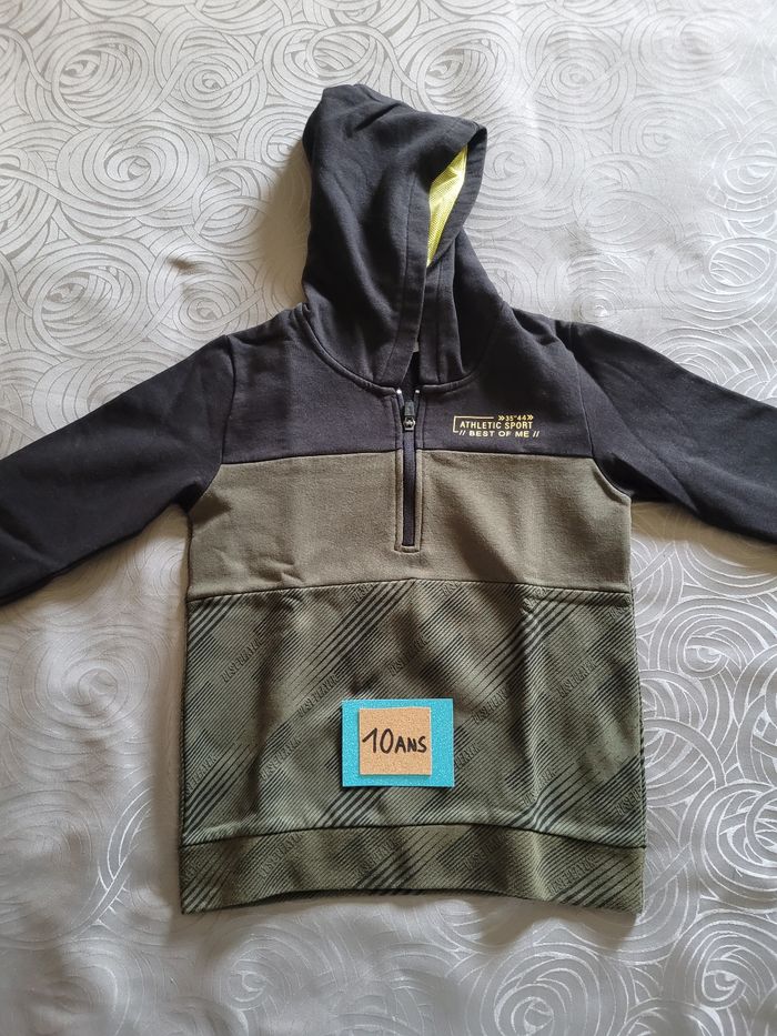 Pull semi zippé à capuche