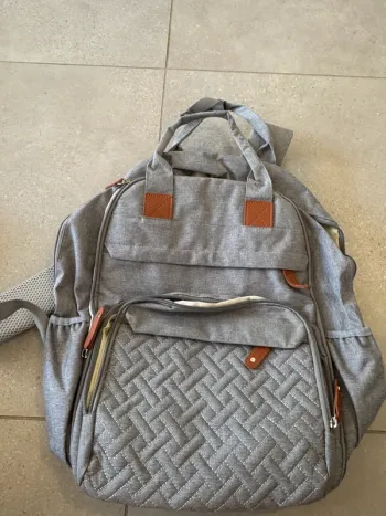 Sac à dos gris, très bon état, 30*42cm