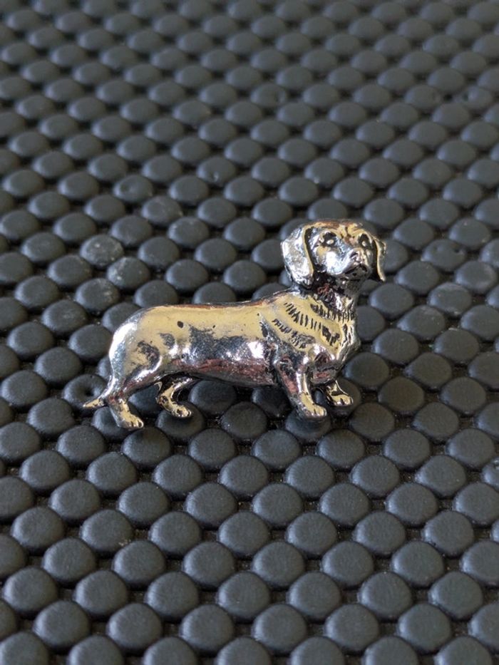 Pin's Teckel chien dog en étain signé AR Brown