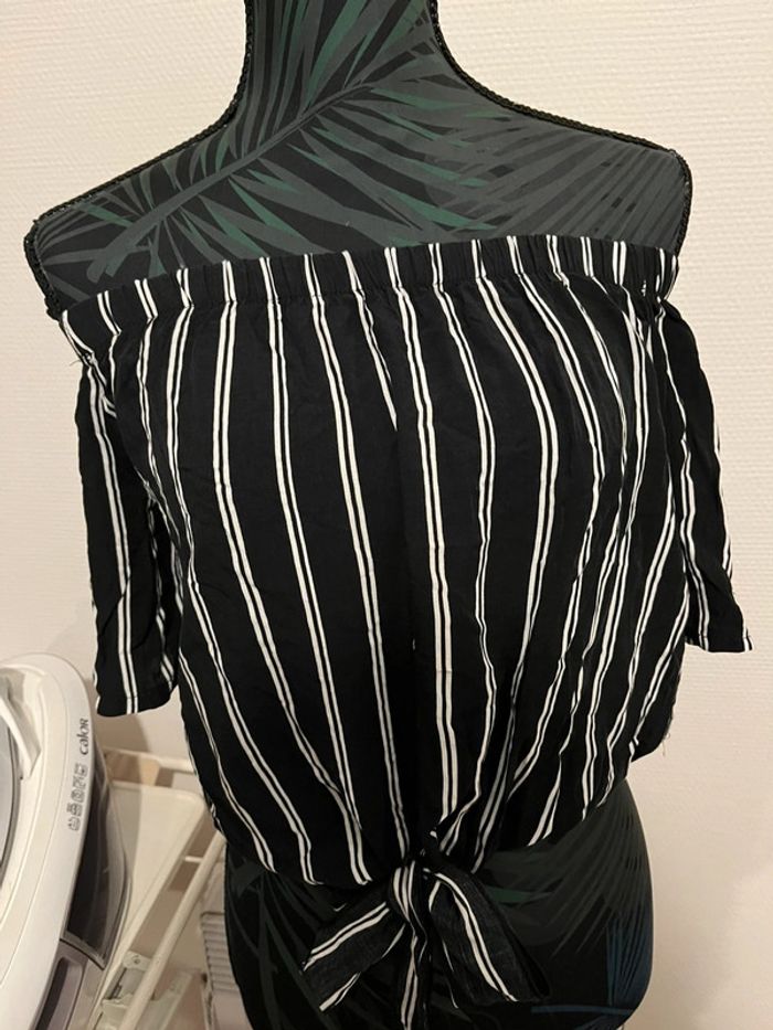 Top court noir et blanc épaules dénudées