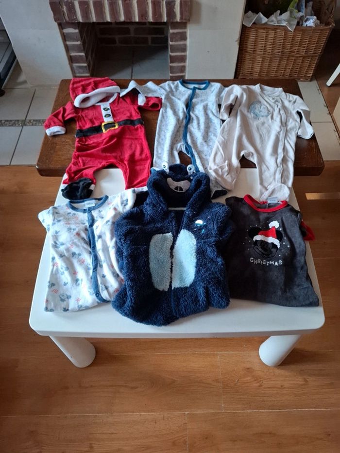 Lot 5 pyjamas 12 mois et 1 sur pyjama