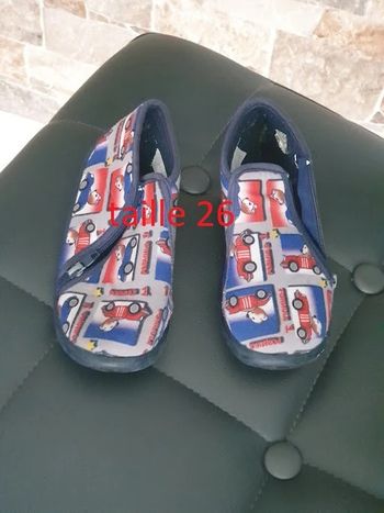 1 paire pantoufle taille 26 avec zip sur le coté