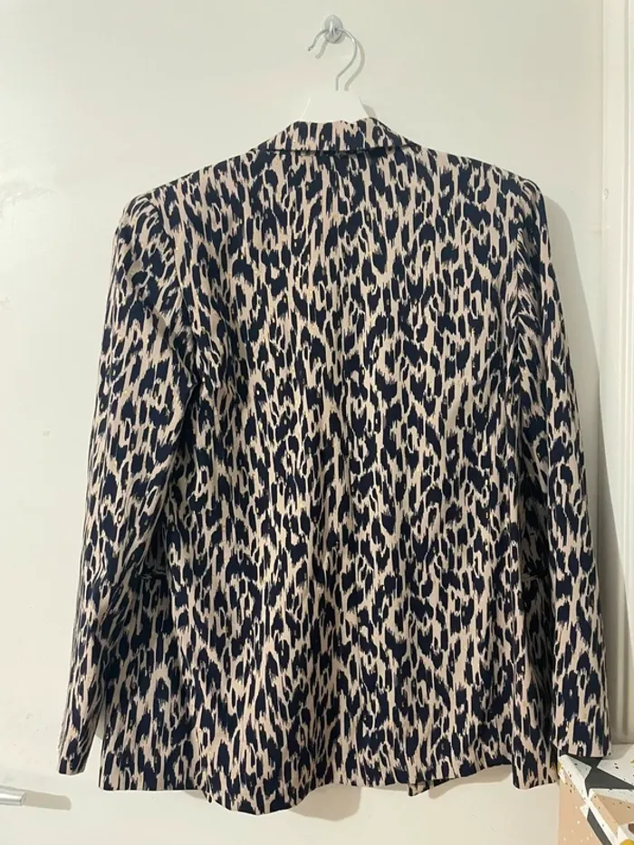 Veste blazer camaïeu beige et noire avec détails dorés - photo numéro 3