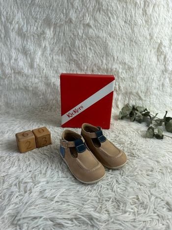 Paire de sandales Kickers taille 23