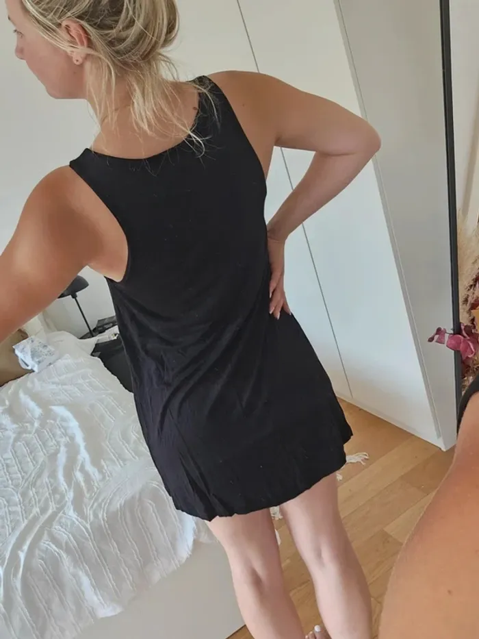 Robe noire courte H&M taille 36 / S - photo numéro 3
