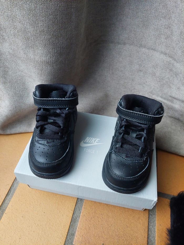 Nike air force 1 Taille 21 - photo numéro 2