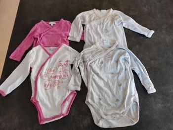 Lot de 4 bodies 6mois.