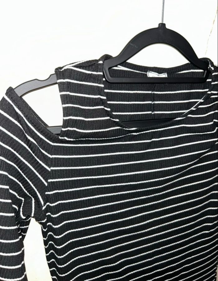 Robe mi-longue noire à lignes blanches – Pimkie – Taille S - Très bon état - photo numéro 3