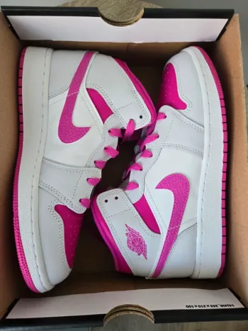 Nike Air Jordan 1 mid taille 37,5 neuves blanc rose fuchsia
