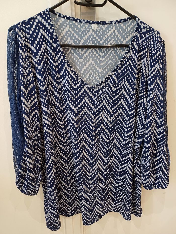 Haut marine à pois blanc taille 3