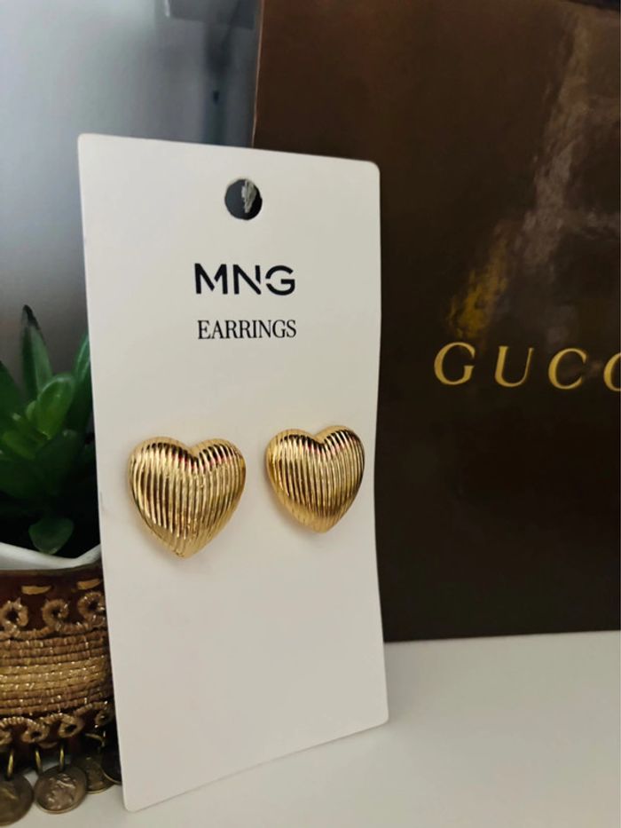 Superbes boucles d’oreilles dorées Mango, en forme de cœur texturé. - photo numéro 4