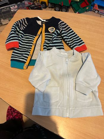 Lot de 2 gilets taille 6 mois