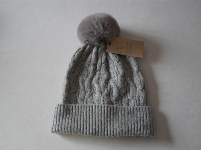 Joli bonnet gris chiné fantaisie tout doux avec pompon neuf pour Femme - photo numéro 3