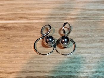 Boucle d'oreille perle et cercle argenté