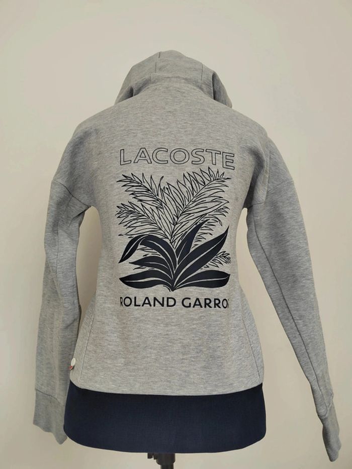 Sweat zippé avec capuche
Lacoste - Rolland Garros
Taille 34
Bleu marine et gris
Excellent état - photo numéro 4