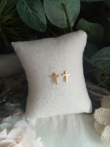 Petites boucles d'oreilles croix dorées