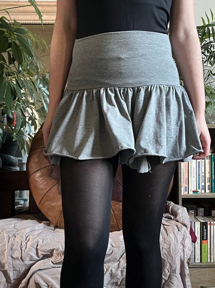 Jupe courte taille haute asymétrique - grise - photo numéro 4