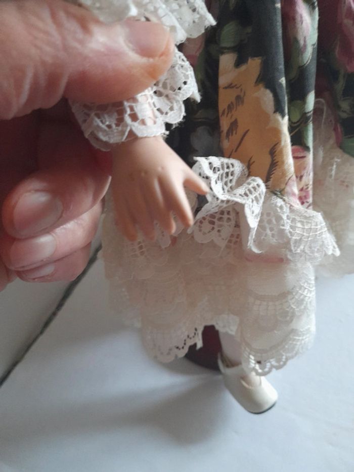 Poupée porcelaine fleurs et dentelles vintage - photo numéro 8