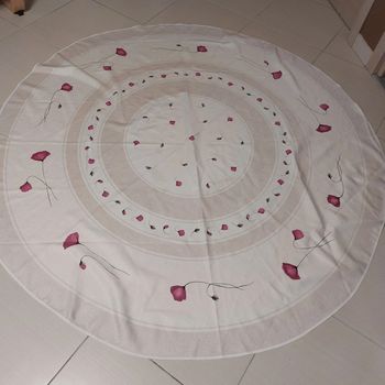 Nappe ronde beige à fleurs