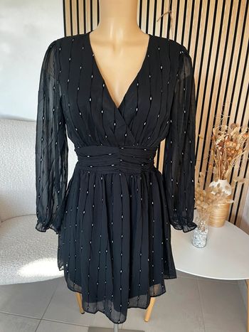 Robe midi noire et touches argentées
